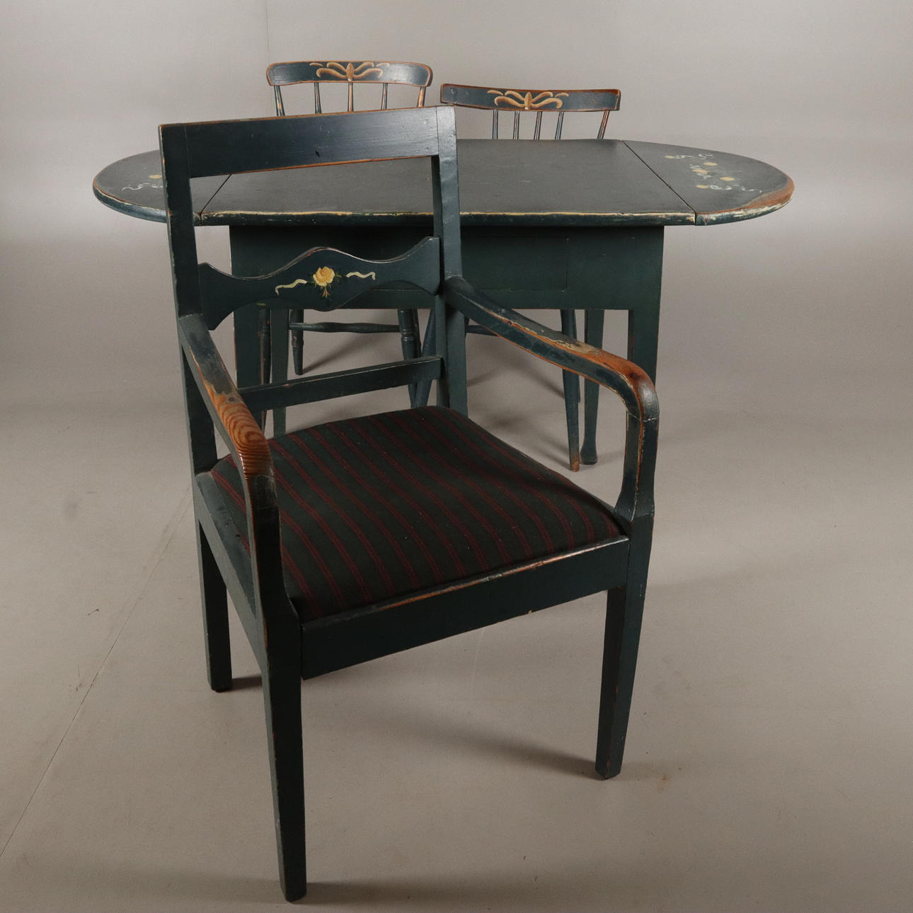 MESA DE PISO y 3 sillas pintadas.