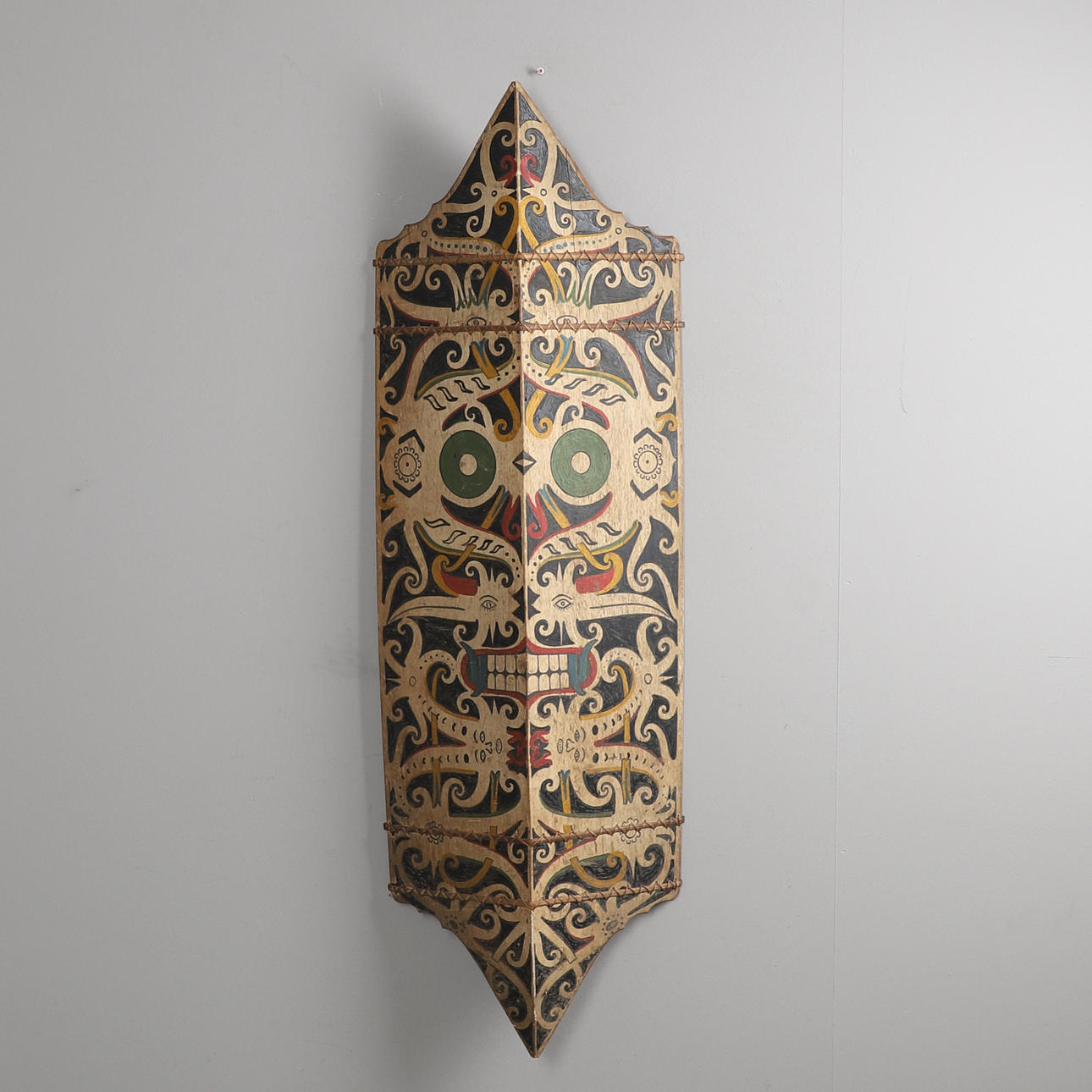 EN MÅLAD TRIBAL SKÖLD.