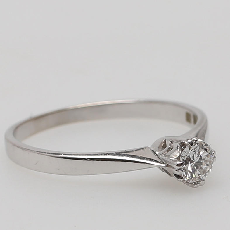 RING i 18 K vitguld besatt med briljantslipad diamant om 0,25 carat, Guldvaruaktiebolaget G. Dahlgren & Co Ab, Malmö, 1960.