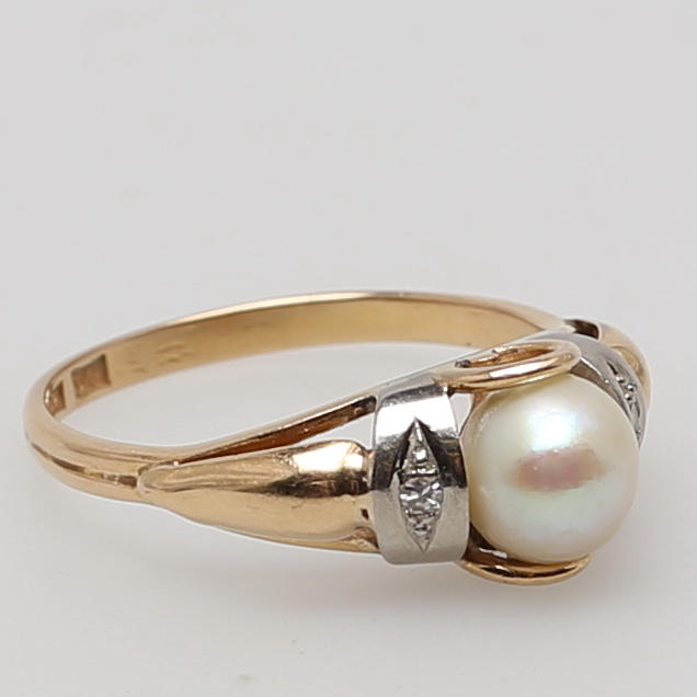 RING i 18K vit/gulguld besatt med pärla. Tenn & Silver Ab, Göteborg, 1954.