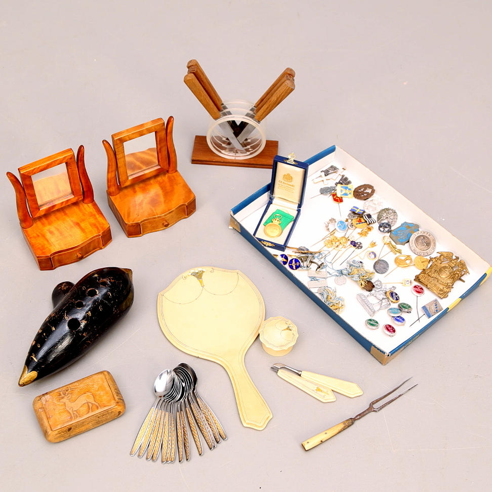 DIVERSE FÖREMÅL, nålar/märken/medaljer, Nils Johan skedar, lergök, sminkdon mm.