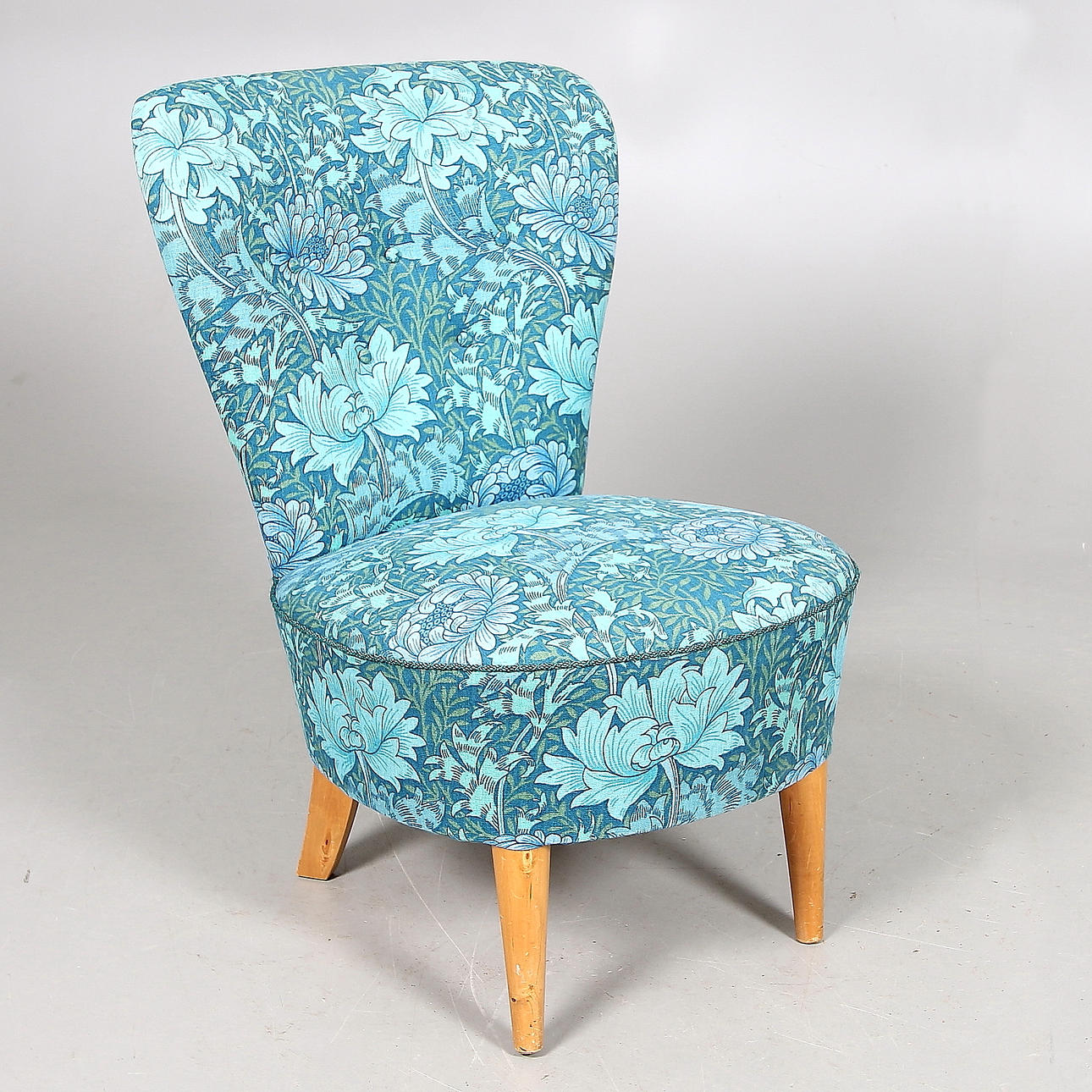 EMMAFÅTÖLJ, klädsel "Chrysantemum", William Morris. 1900-talets första hälft.