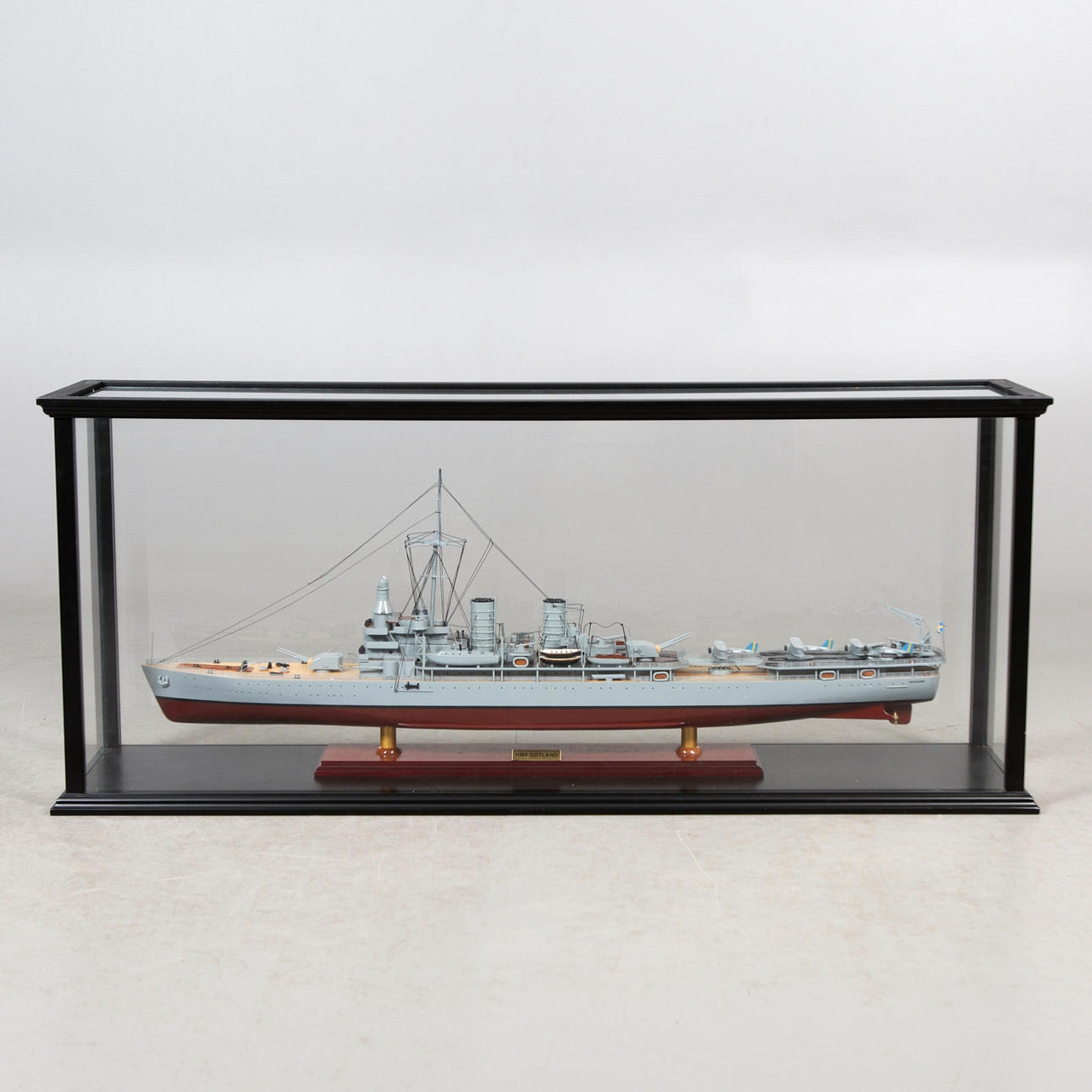 SCHIFFSMODELL, Holz, "Flugzeugkreuzer Gotland", in Vitrine.