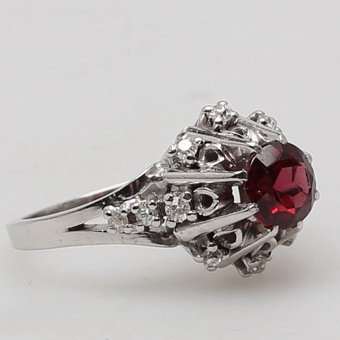 RING i 14K vitguld, besatt med rubin ca 0,70 carat samt briljantslipade diamaneter om totalt ca 0,40 carat.