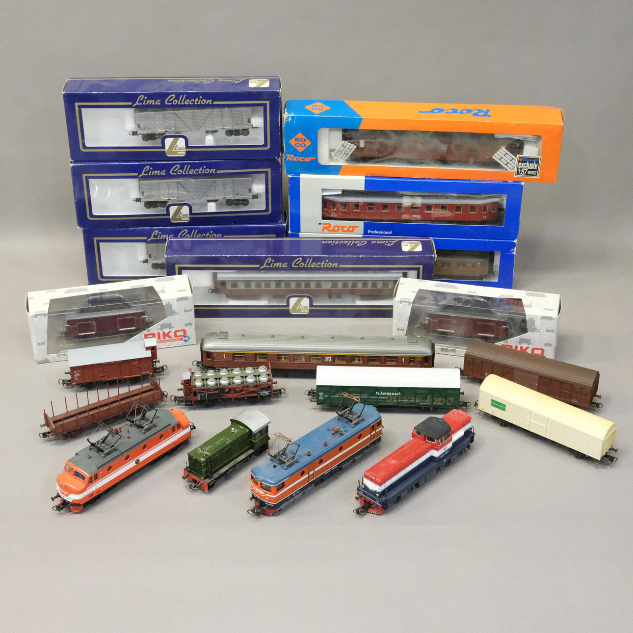 MODEL TRAIN AND MODEL WAGONS, 20 PARTS.
