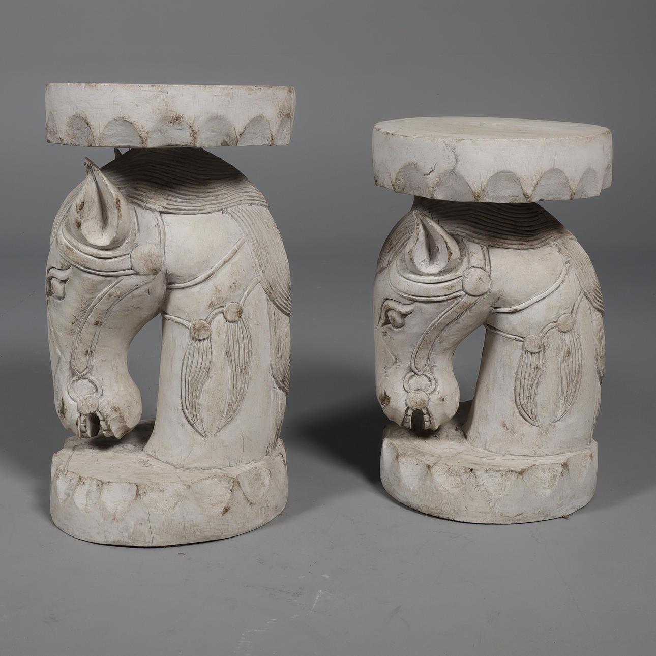 PEDISTALER, ett par, trä.