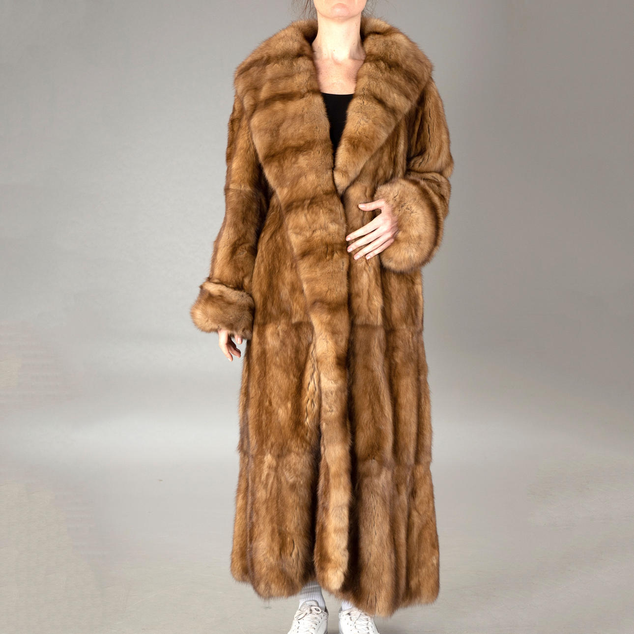 Langer Zobel-Mantel Gr. 38/40.