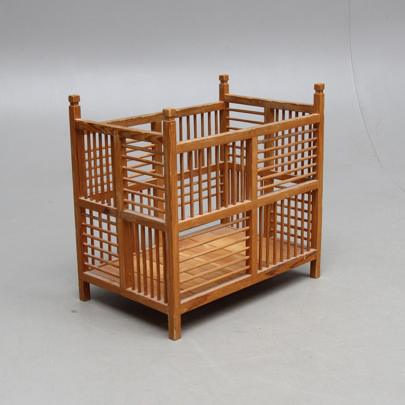 TIDNINGS-/VEDKORG, signerad samt daterad 1968.