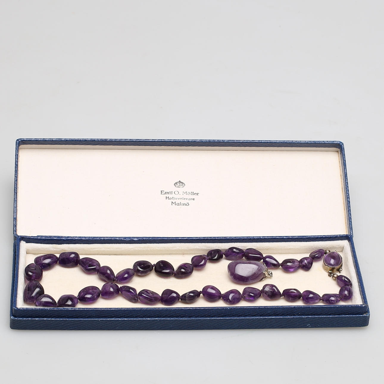 COLLIER samt HÄNG, ametister, cabochonslipad sten i låset.