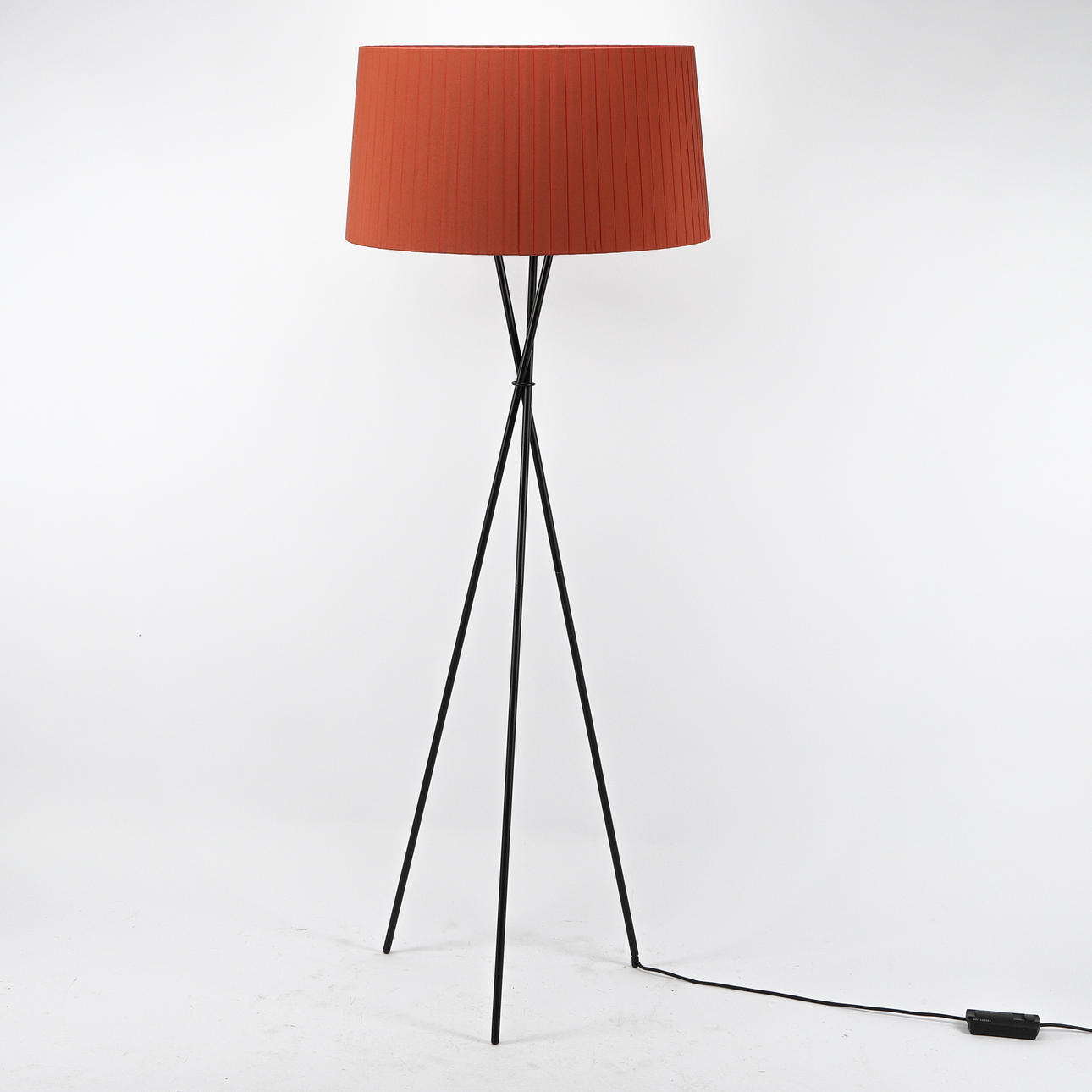 LATTIAVALAISIN, "Tripode G5", Santa & Cole.