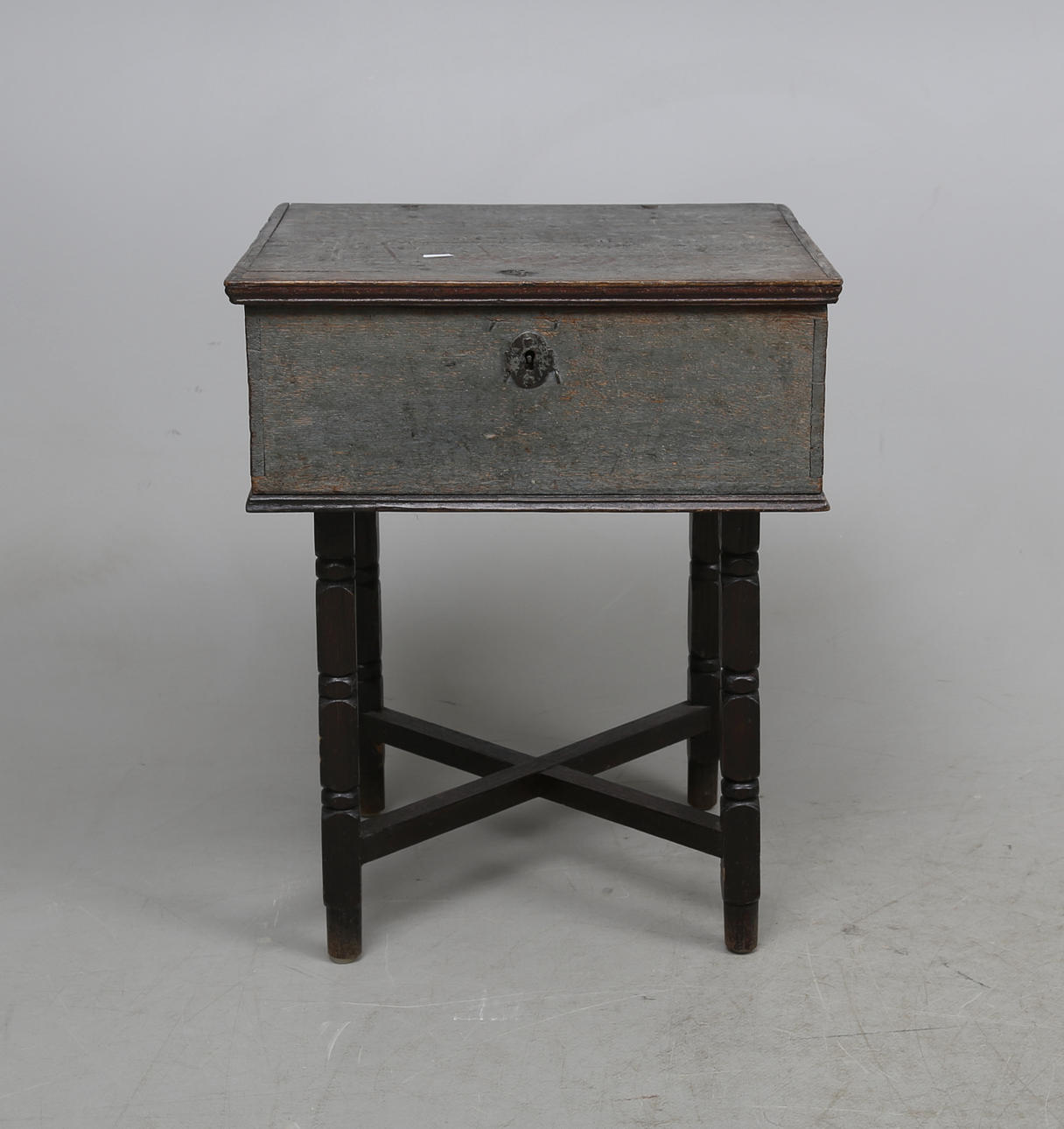 SKRIN PÅ BENSTÄLLNING, 1700/1800-tal.