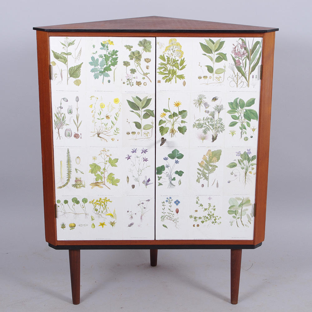 HÖRNSKÅP, teak klätt med "Nordens Flora" C. A. M. Lidman.
