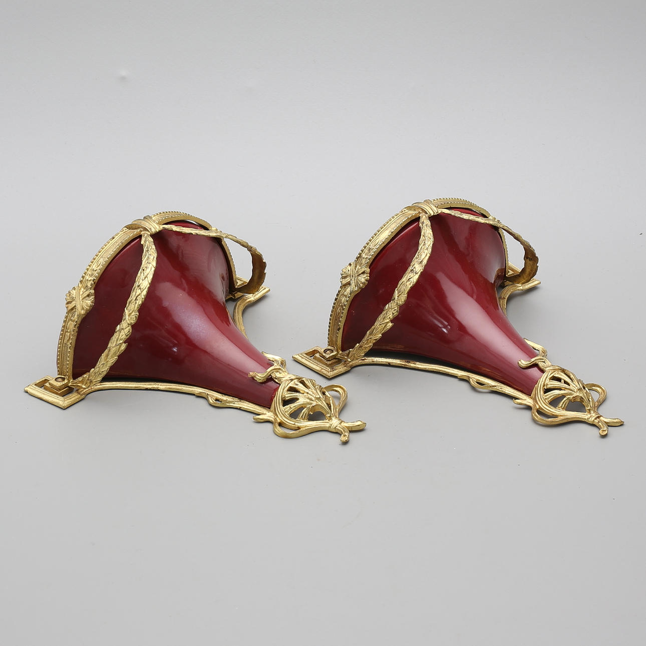 VÄGGKONSOLER, ett par, 1900-tal.