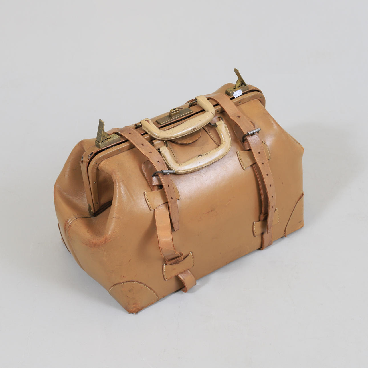 WEEKEND BAG. Leather & brass, 1930s.