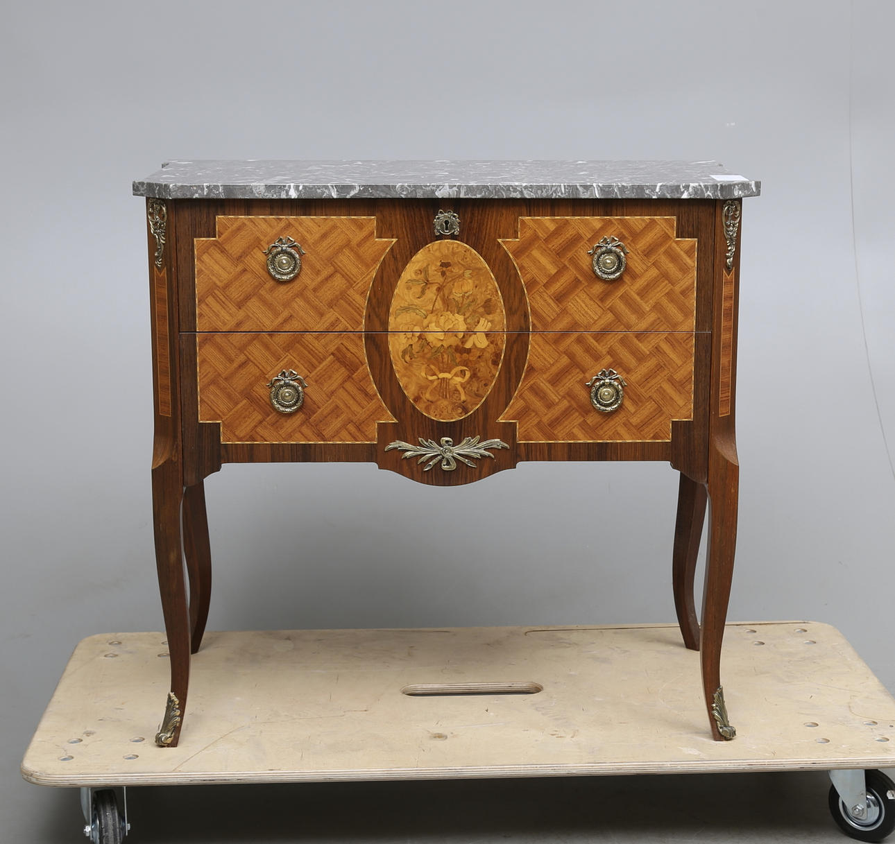 BYRÅ, rokokostil, omkring 1900-talets mitt.