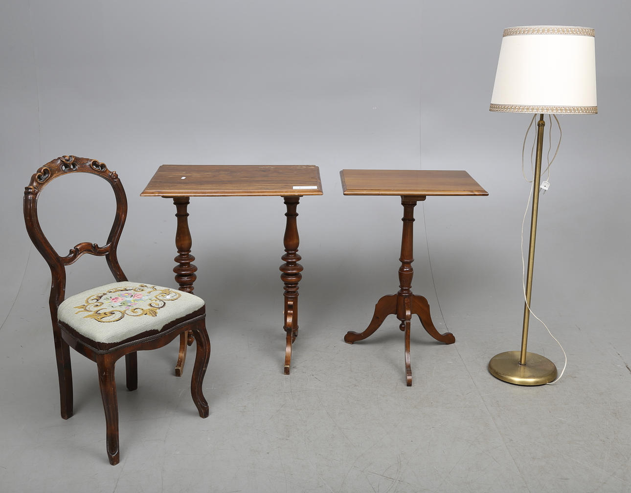 MÖBLER och GOLVLAMPA, 4 delar.