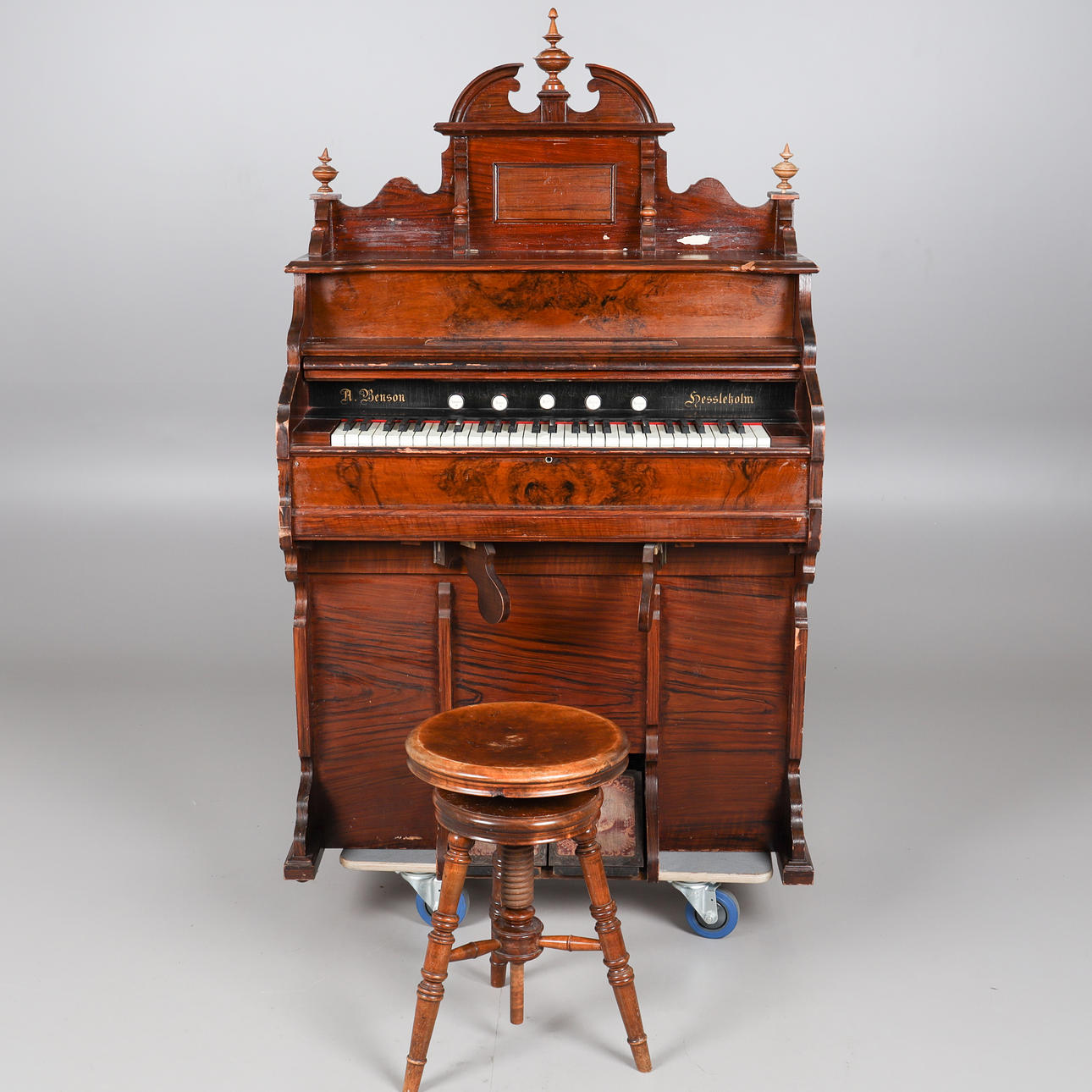 ORGEL, mit Hocker, markiert A Benson.
