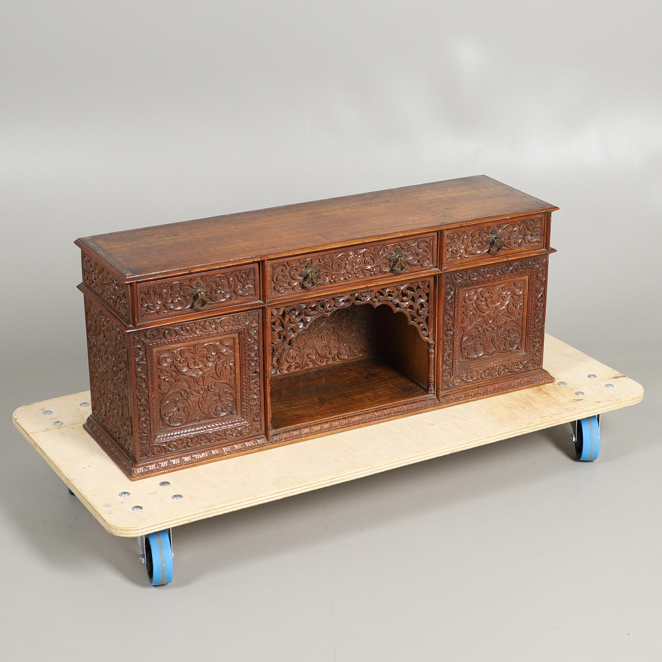 ET udskåret indisk skab.