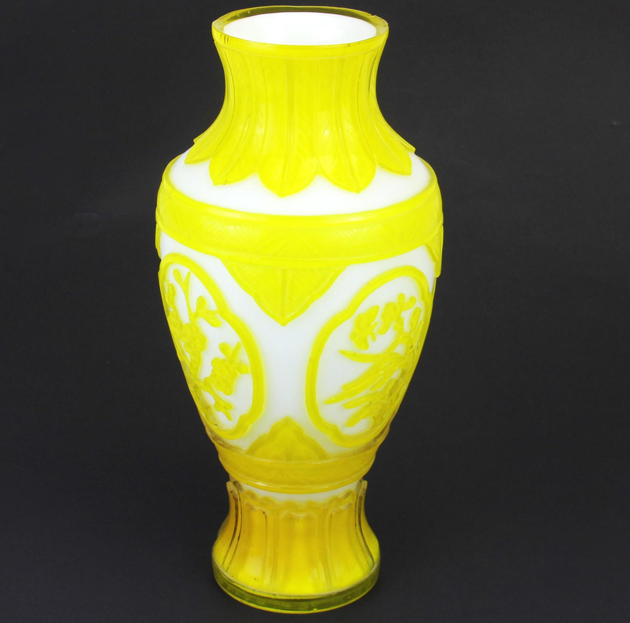 CHINESE TWO LAYER PEKING CAMEO VASE.