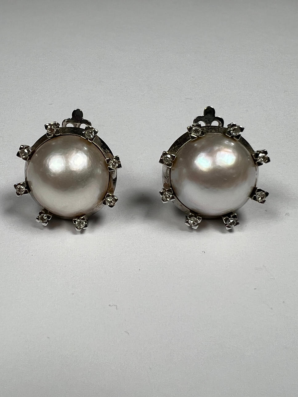 PENDIENTES EN ORO BLANCO CON PERLAS ORLADAS POR PEQUEÑOS DIAMANTES.