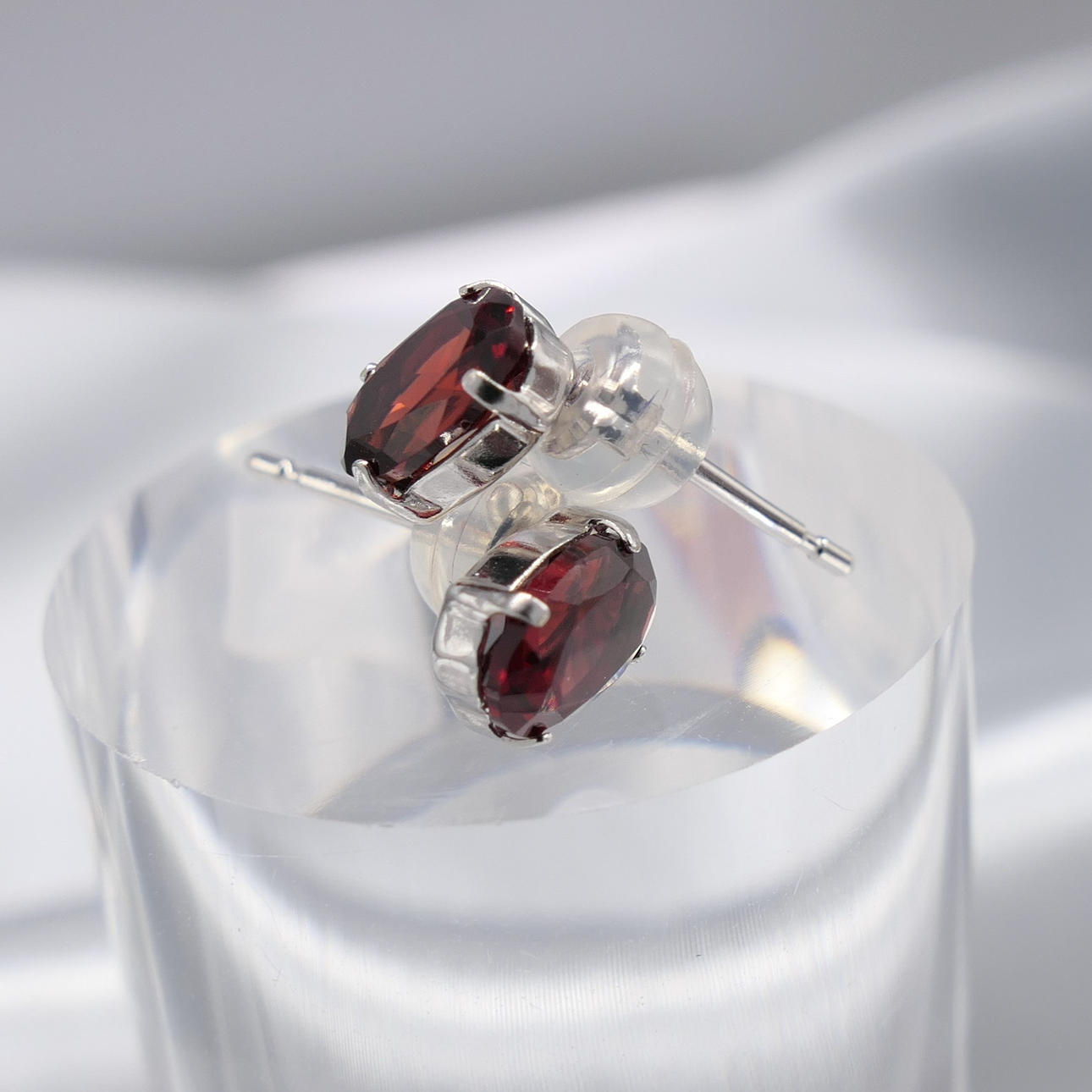 RED GARNET Ohrstecker, Weißgold.
