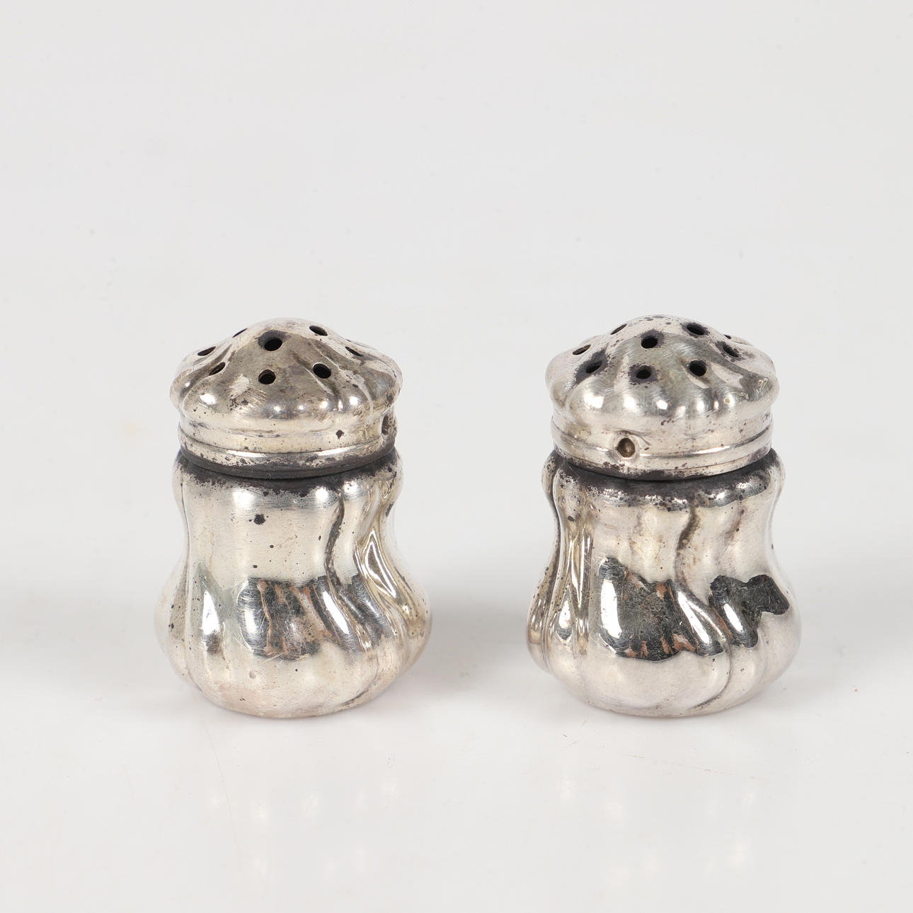SALZ- UND PFEFFERSTREUER, Silber, England, 1900.