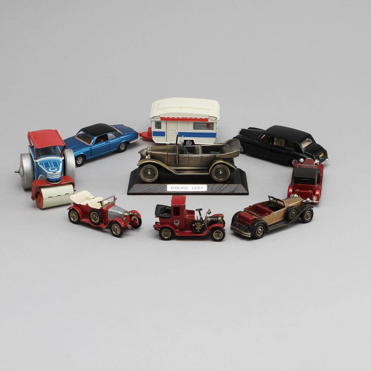 MODELLBILAR, 8 st samt MODELLHUSVAGN, bland annat Dinky toys samt Matchbox.