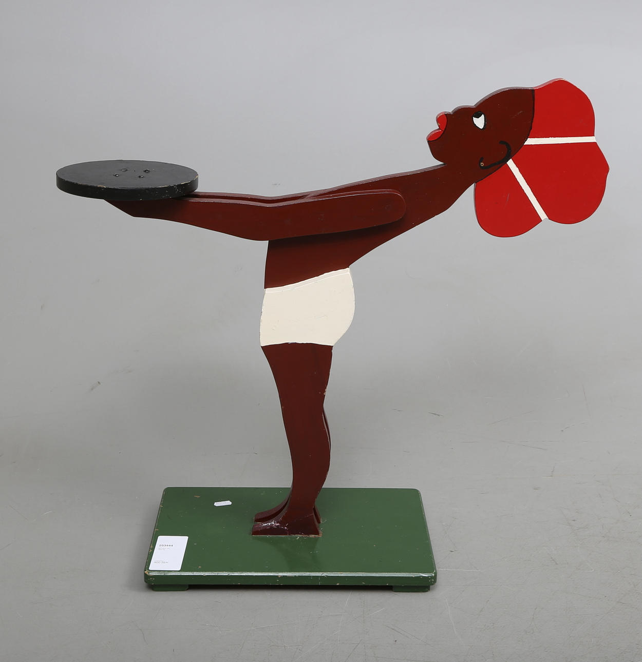 BETJÄNT, trä, 1900-tal.