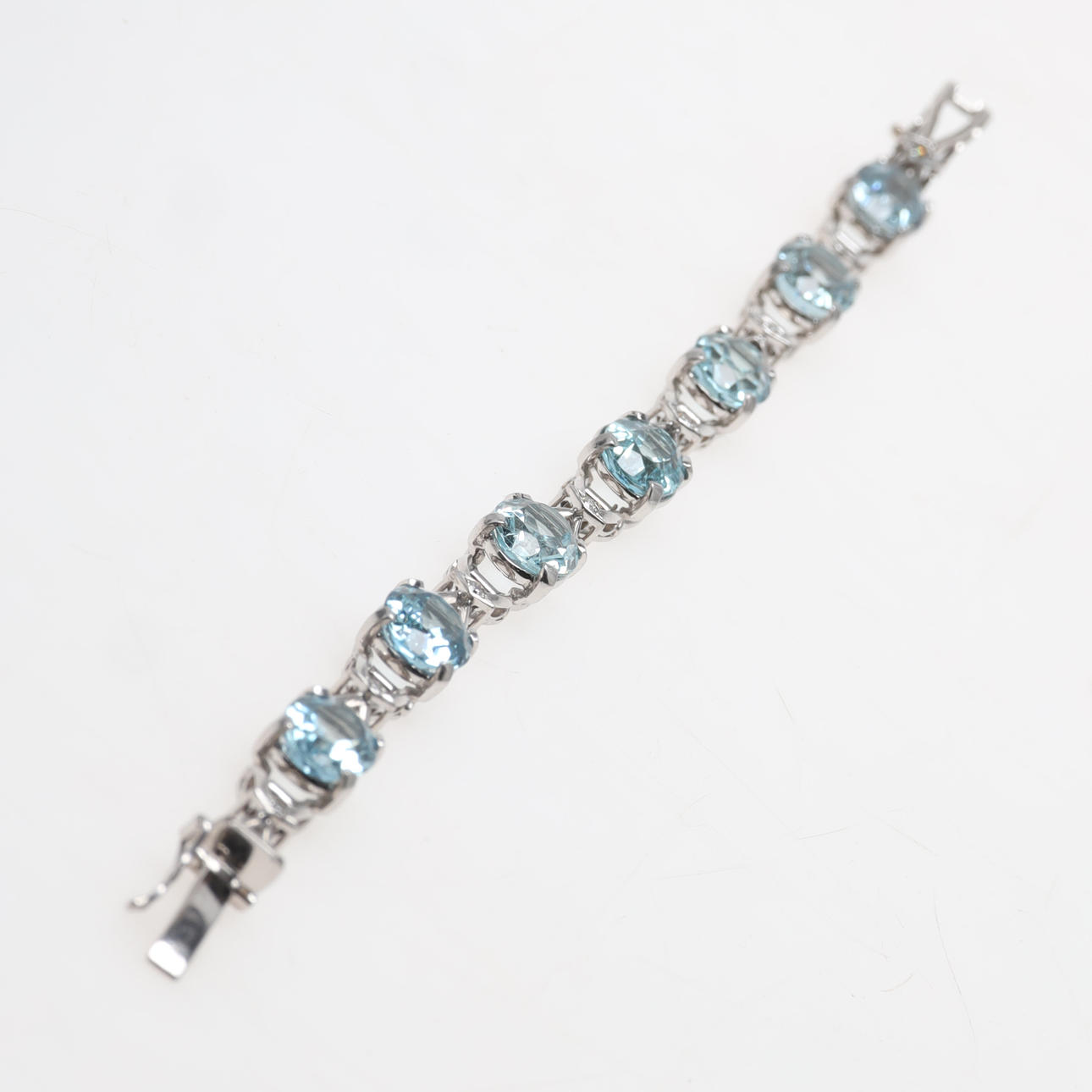 BRACELET, in 18K white gold.