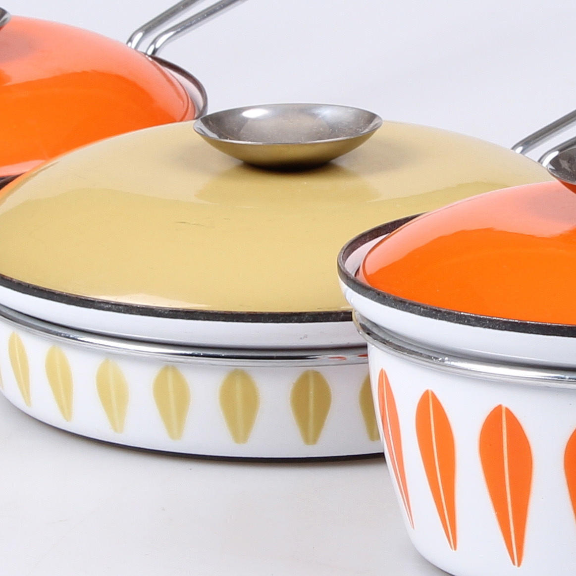 GRYTA, samt pannor, 3 st. Emalj, Arne Clausen, Cathrineholm.