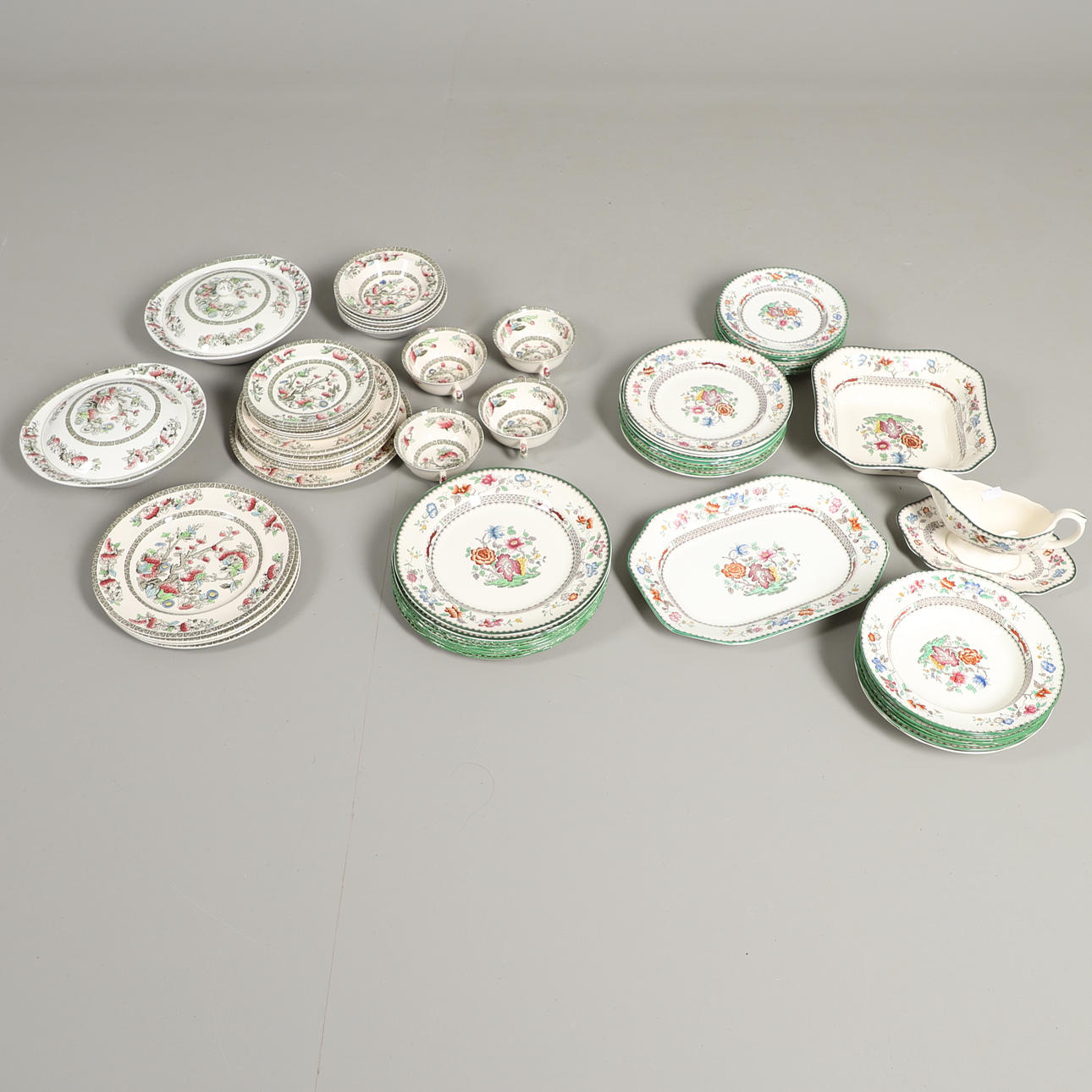 EINE MENGE COPELAND SPODE 'CHINESE ROSE' ESSENWAREN.