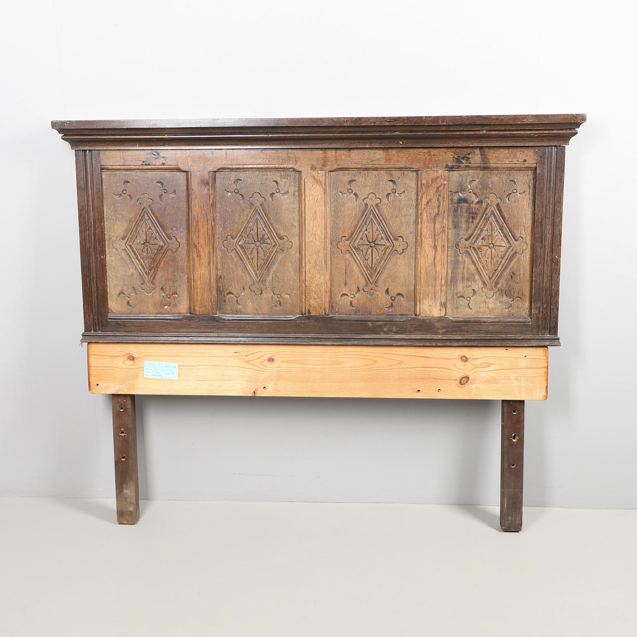 EN SÄNGGAVEL AV EK MED PANELER.