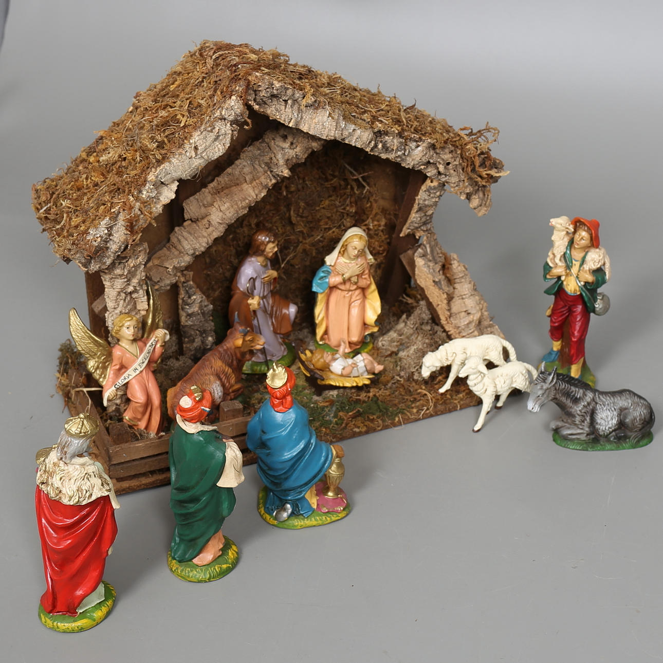 JULKRUBBA med 12 figurer, plast, trä, Italien. 1900-talets andra hälft.