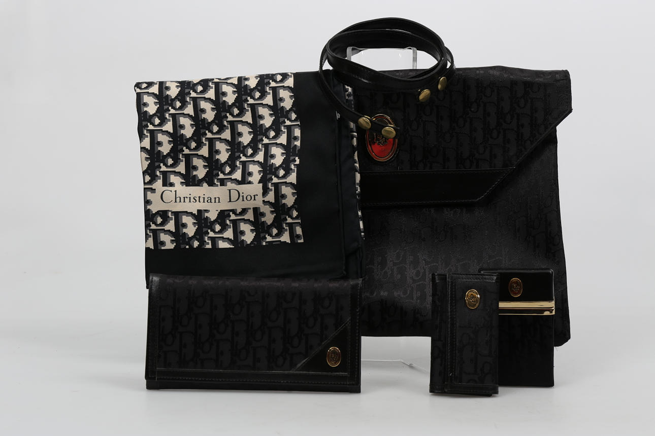 CHRISTIAN DIOR. Väska, plånbok, nyckelknippa, cigarettetui och scarf.