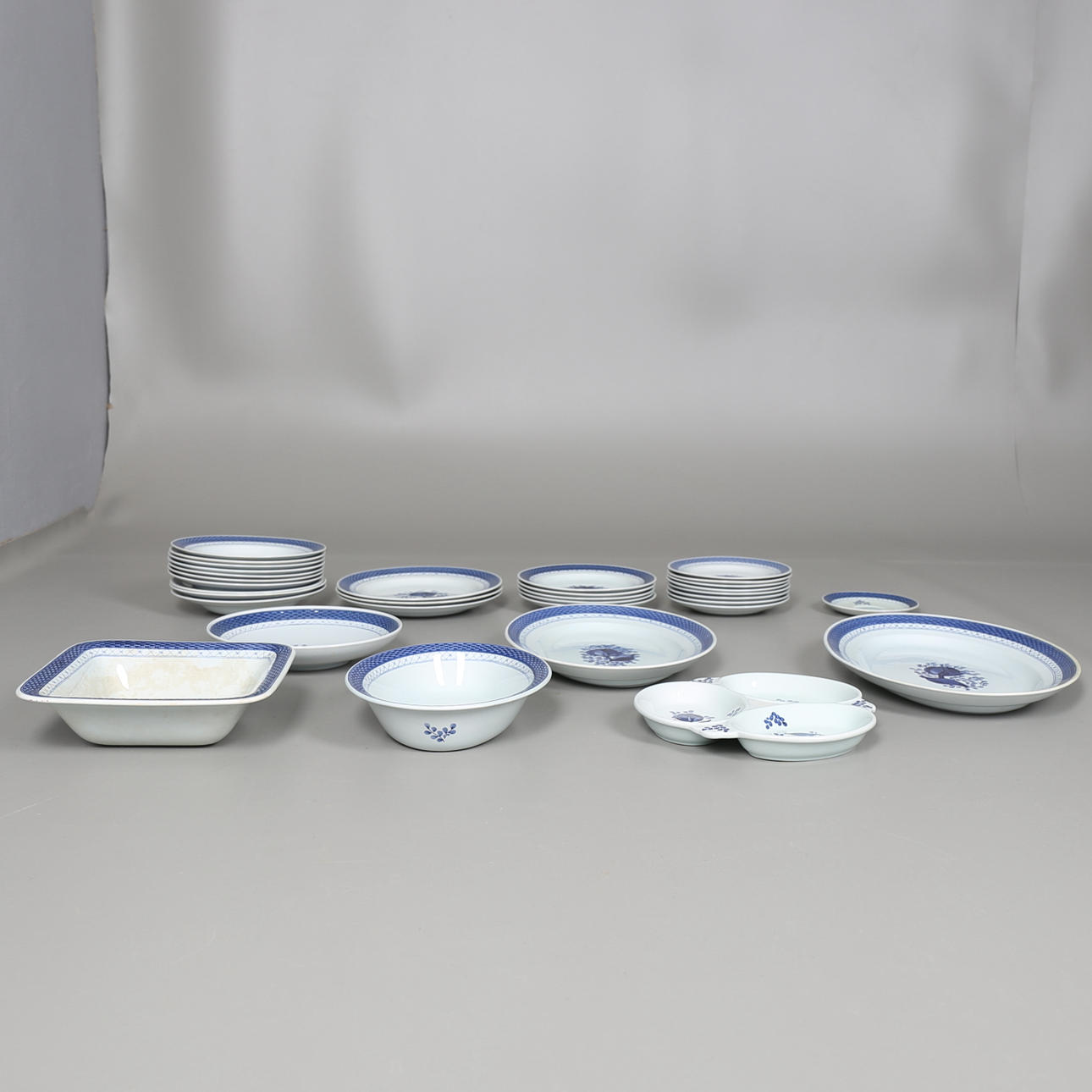 SERVIS i porslin, 33 delar, "Tranquebar" Aluminia och Royal Copenhagen, Danmark.