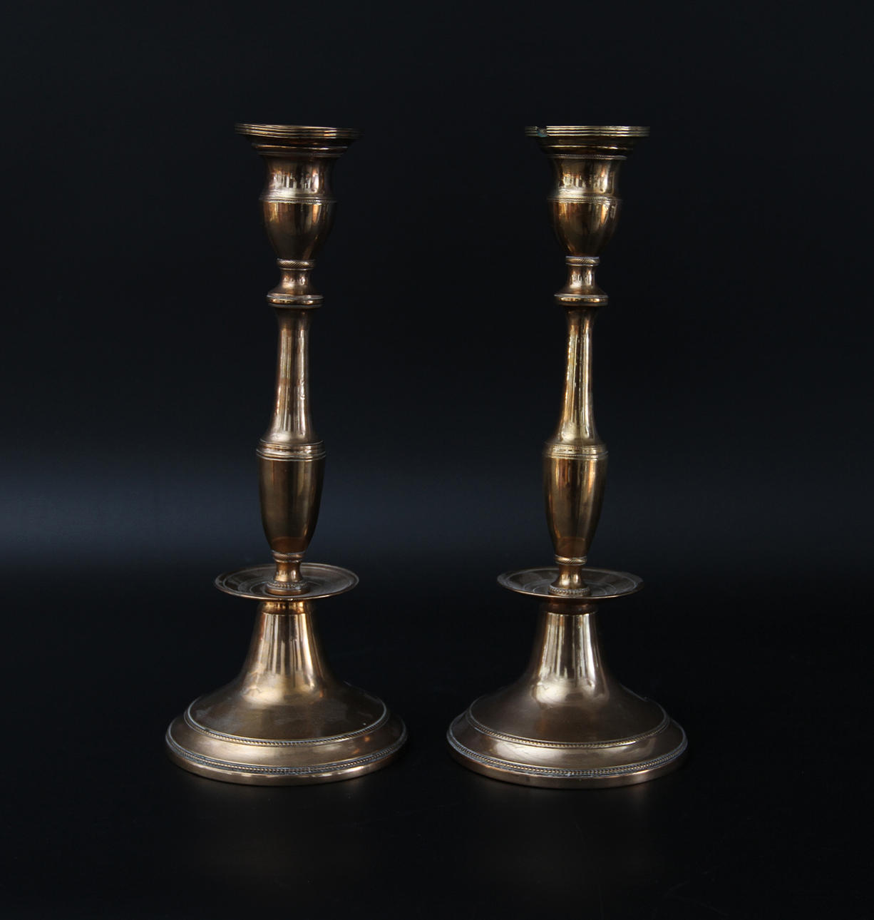 LJUSSTAKAR, ett par, mässing, 1800-tal.