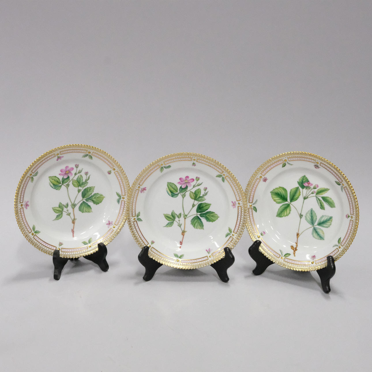 ROYAL COPENHAGEN, DREI TELLER, "FLORA DANICA".