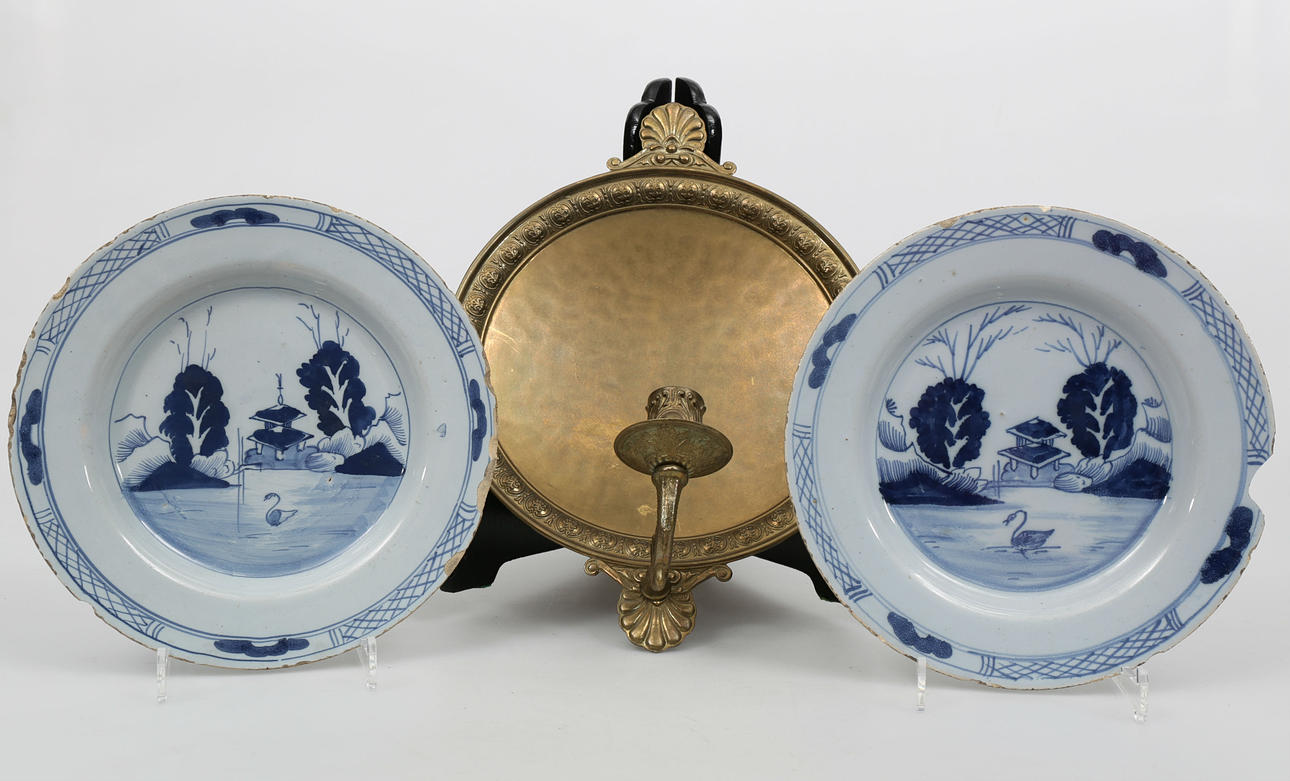 LJUSPLÅT OCH 2 TALLRIKAR KINA 1700-1800-TAL.