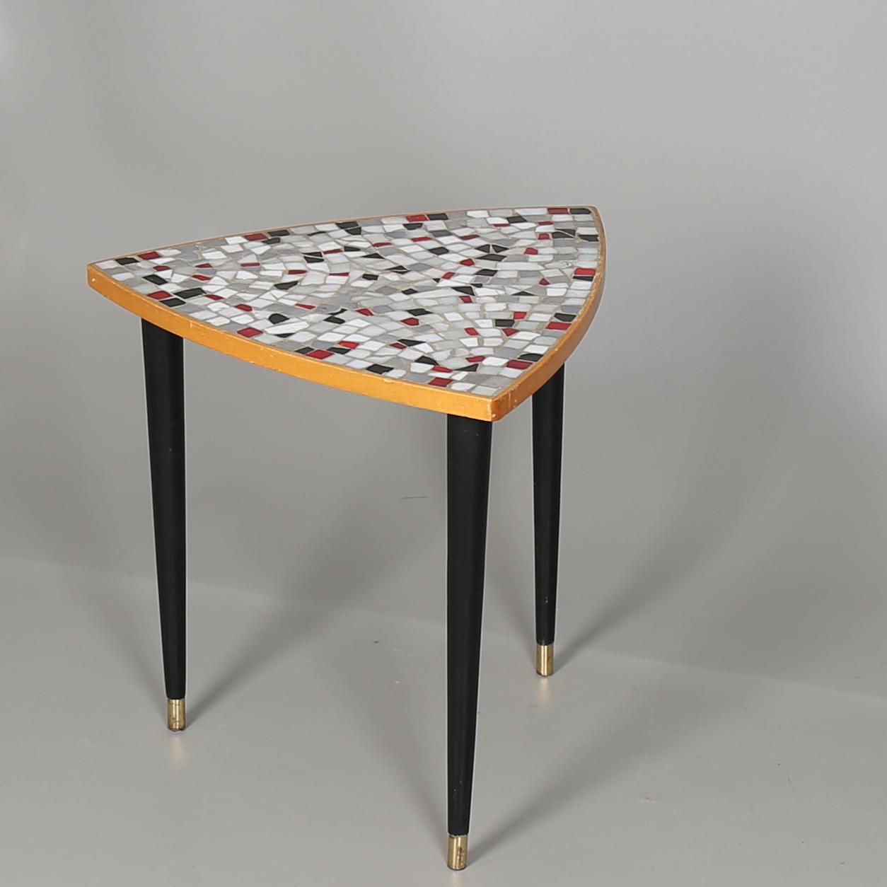 BORD, trekantigt med skiva i mosaik, mässingskodda ben, 1960-tal.