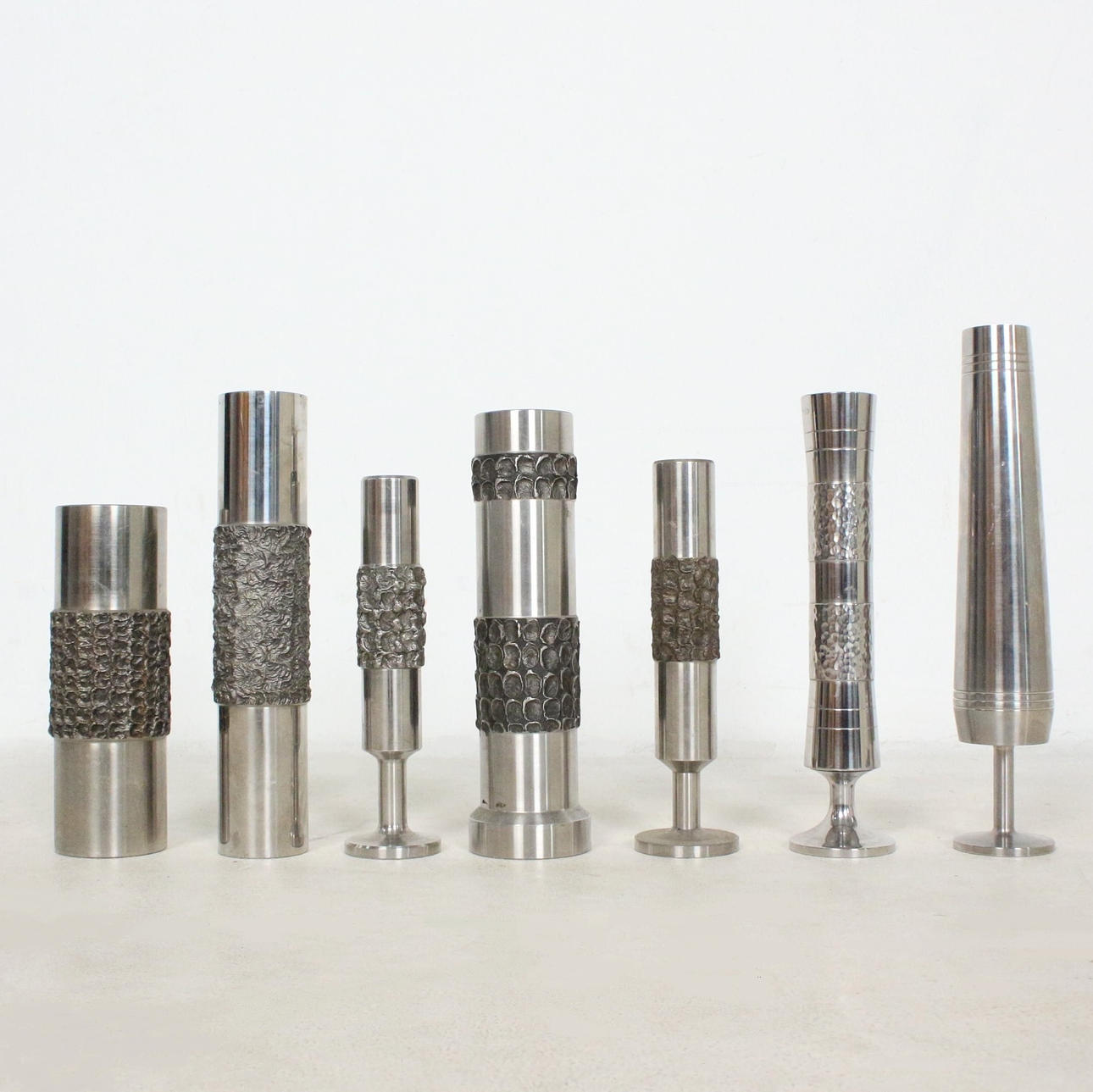 Brutalistiska vaser, rostfritt stål.