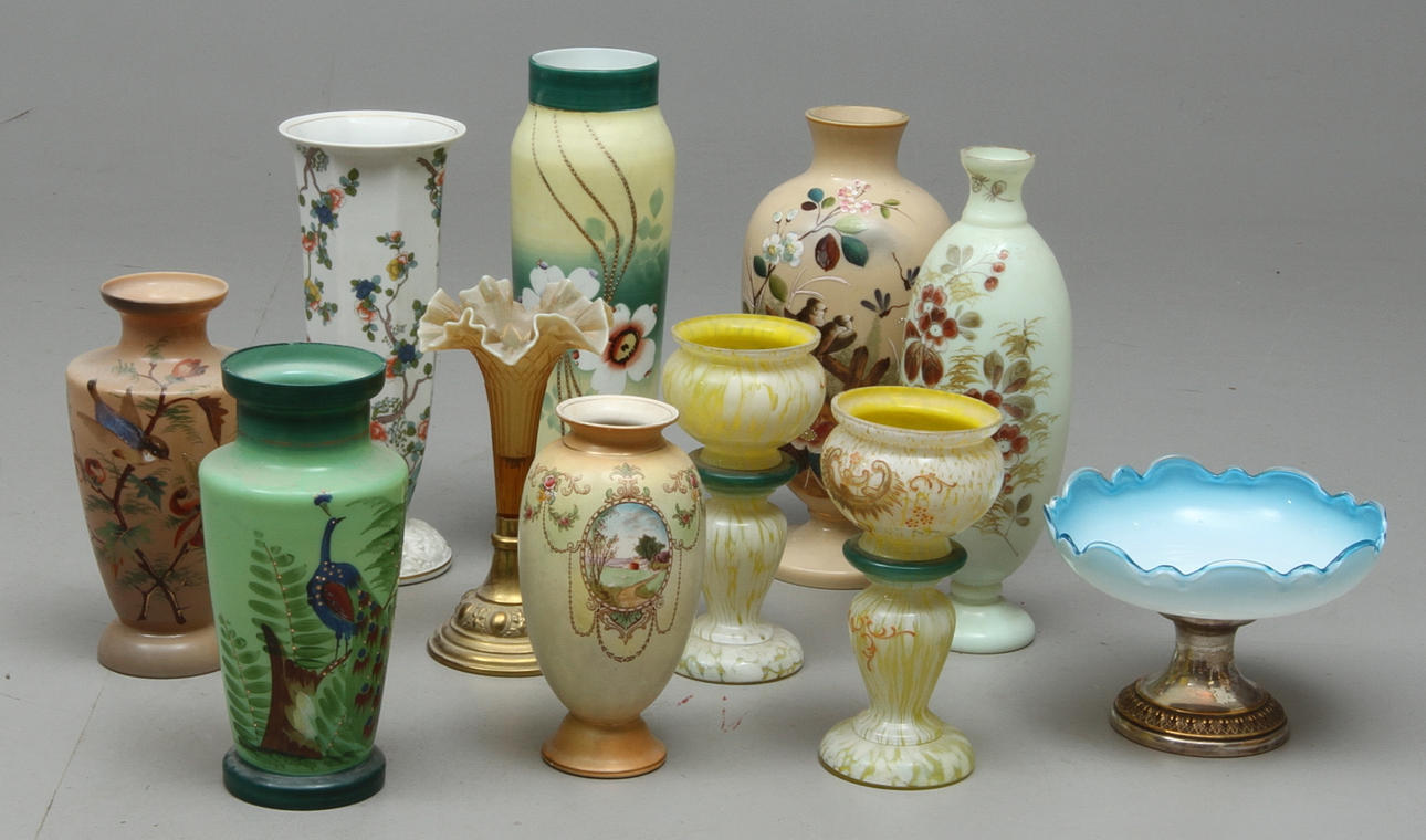 PARTI GLAS OCH KERAMIK, 11 delar, vaser och skål på fot.