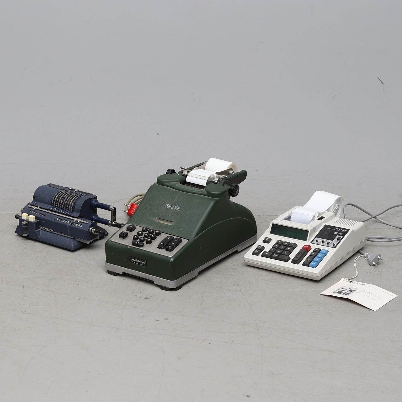 RÄKNEMASKINER, 3 st, b.la. Odhner & Facta.