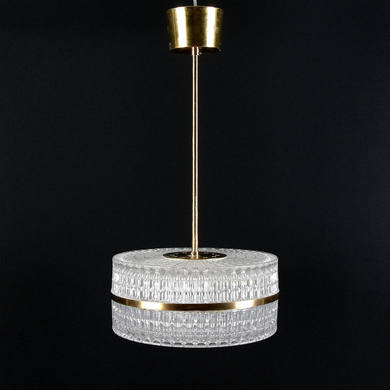 TAKLAMPA, glas och mässing, troligen Carl Fagerlund, Orrefors, 1900-talets andra hälft.