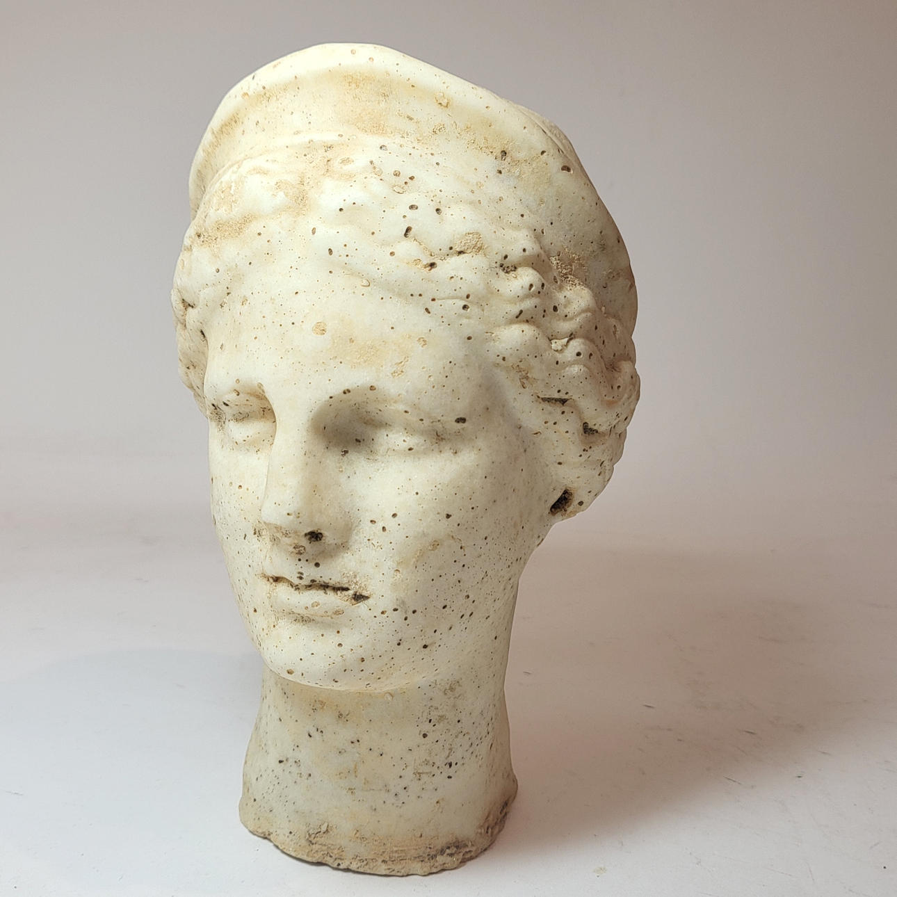 KLASSISK STIL BYST I KALKSTEN.