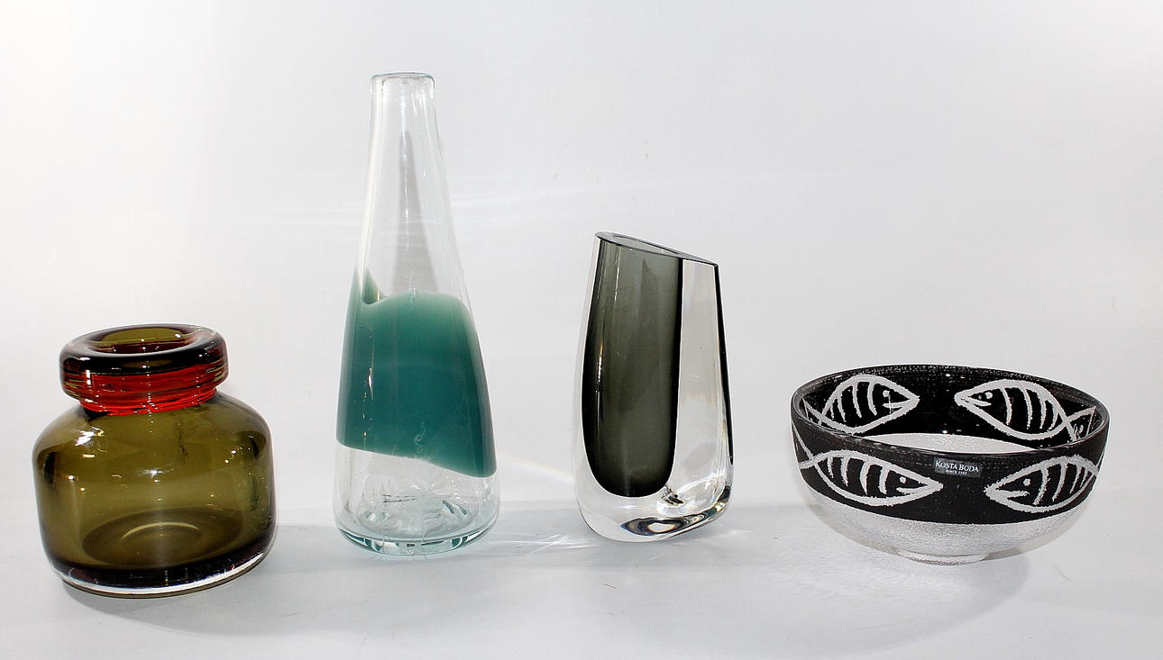 GLASFÖREMÅL, 4 stycken, Strömbergshyttan, Orrefors, Kosta Boda.