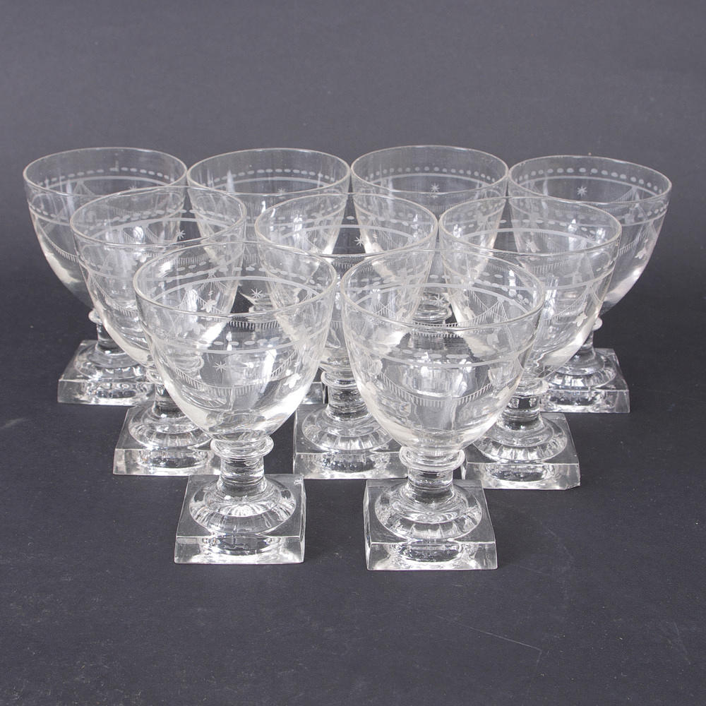 RÖDVINSGLAS, 9 stycken, fyrkantíg fot med etsad dekor.