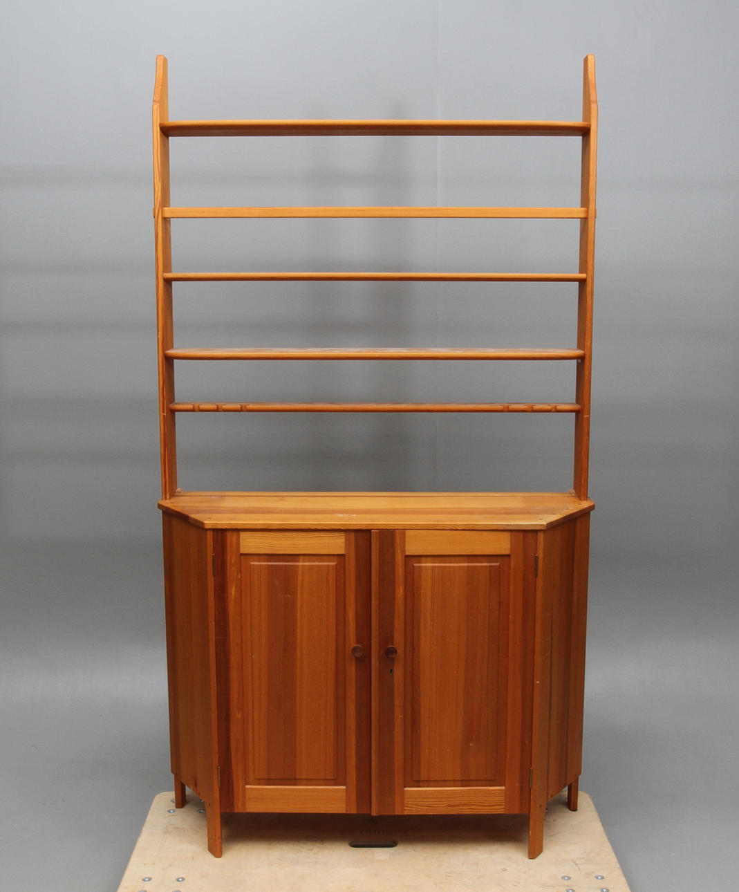 SKÄNKSKÅP, med tallrikshylla, Carl Malmsten, 1900-tal.