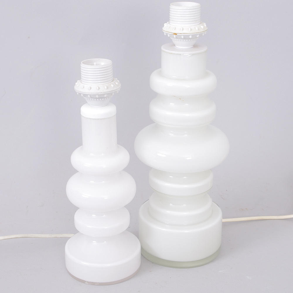 BORDSLAMPOR, 1 par, vitt glas, en signerad P. Ström.