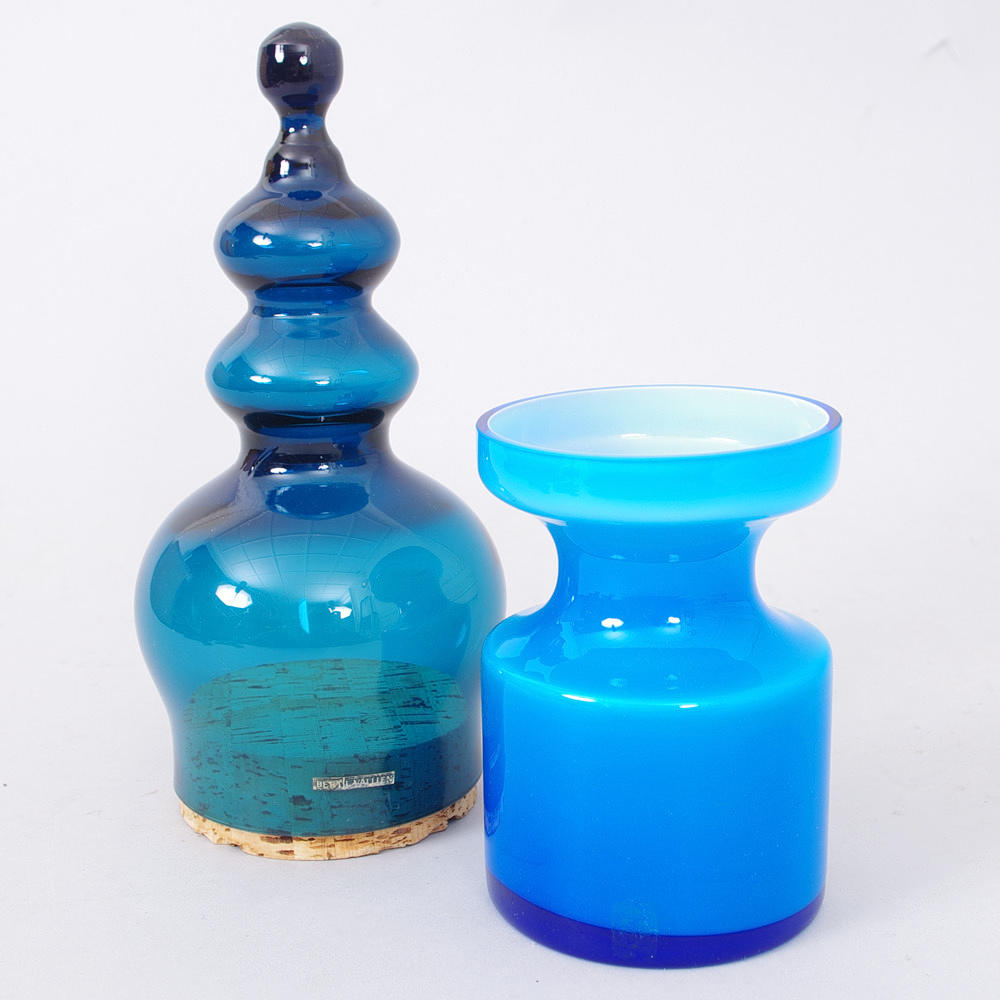 VAS SAMT PRYDNAD, färgat glas, P. Ström samt Bertil Vallien.