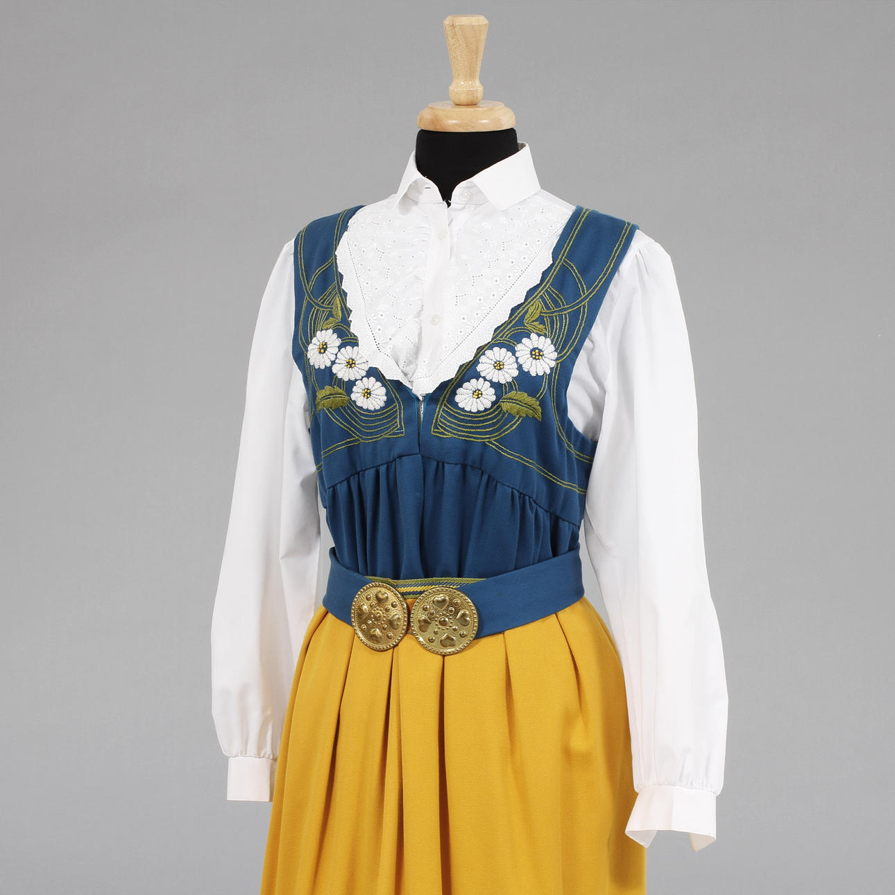 FOLKDRÄKT, Sverigedräkten, 4 delar samt skor, mönster och extra tyg.